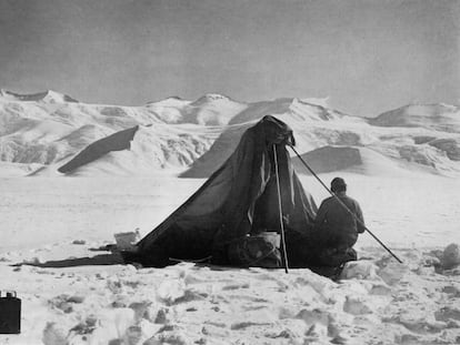 El médico Edward Wilson (1872-1912) en el glaciar Beardmore, el 13 de diciembre 1911.