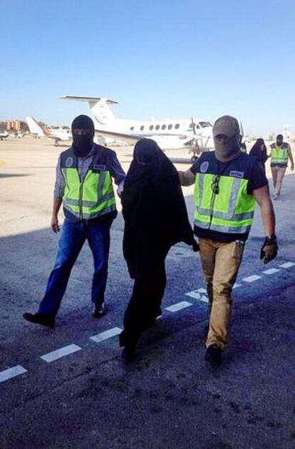 Las dos jóvenes yihadistas, acompañadas por policías, el lunes en el aeródromo de Cuatro Vientos en Madrid.