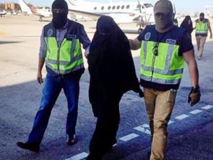 Las dos jóvenes yihadistas, acompañadas por policías, el lunes en el aeródromo de Cuatro Vientos en Madrid.
