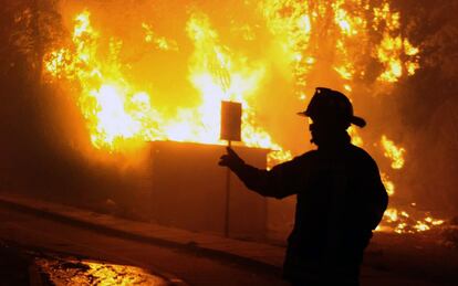 Um bombeiro dá instruções durante o incêndio em Valparaíso, 110 km ao oeste da capital Santiago, no Chile.