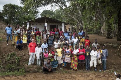 El programa El derecho a ser niña de Save the Children lucha para acabar con el matrimonio forzoso y otras prácticas que amenazan los derechos de las niñas. En Sierra Leona, entre otras acciones, la ong realiza una intervención directa a nivel individual para apoyar a las niñas que ya están casadas para mejorar su protección y bienestar. 