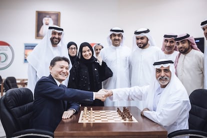 El presidente de la FIDE, Kirs&aacute;n Iliumy&iacute;nov, posa hoy junto a un grupo de organizadores emirat&iacute;es