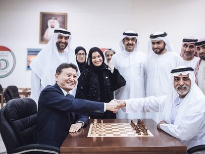 El presidente de la FIDE, Kirs&aacute;n Iliumy&iacute;nov, posa hoy junto a un grupo de organizadores emirat&iacute;es