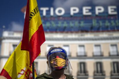 Manifestación promovida por Vox en la Puerta del Sol durante la reunión entre Pedro Sánchez y la presidenta madrileña, Isabel Díaz Ayuso.