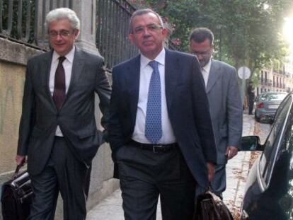 Roberto L&oacute;pez Abad, exdirector general de la CAM, camino de la Audiencia Nacional junto a su abogado.