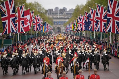 La comitiva real avanza por las calles de Londres hacia el palacio de Buckingham, en la que es conocida como la procesión de coronación. 