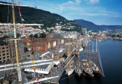 Panor&aacute;mica del muelle de Bergen, con numerosos barcos atracados.