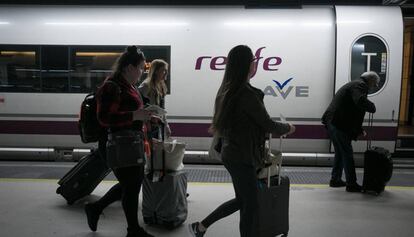 Pasajeros del AVE en la estación de Sants.