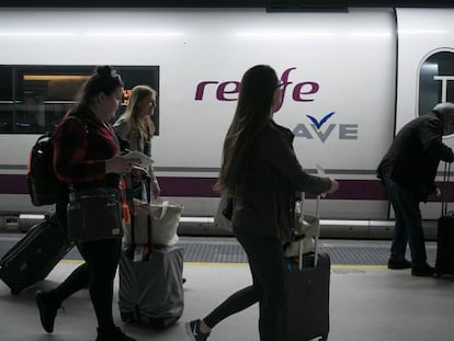 Pasajeros del AVE en la estación de Sants.