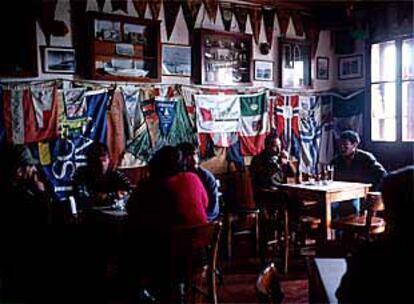 El café Sport, un local entre taberna y lugar de encuentro en la isla perdida de Faial, en el archipiélago de las Azores (Portugal).