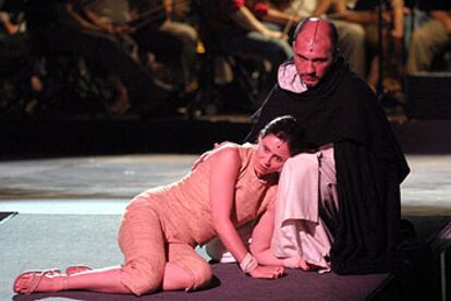 Dario Grandinetti y Aitana Sánchez-Gijón, en el ensayo de &#39;Juana de Arco en la hoguera&#39;.