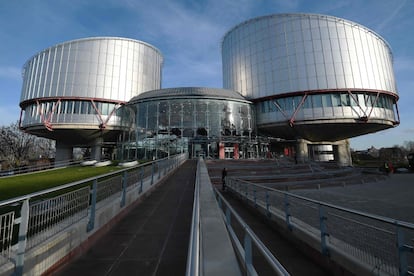 Tribunal Europeo de Derechos Humanos, en Estrasburgo, diseñada por Rogers e inaugurada en 1994.