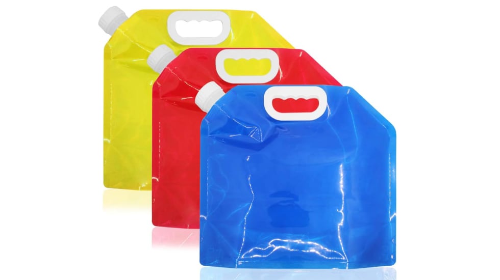 Juego de tres envases de agua plegables.
