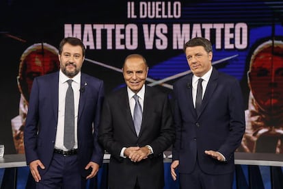 Salvini (izquierda) y Renzi, junto al presentador Bruno Vespa, antes del debate el martes.