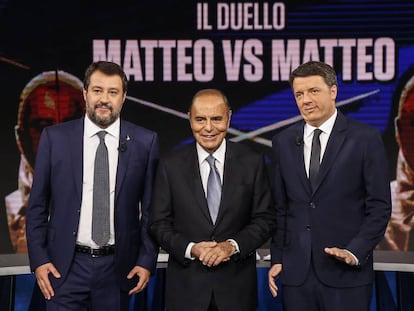 Salvini (izquierda) y Renzi, junto al presentador Bruno Vespa, antes del debate el martes.