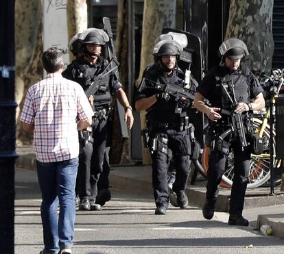 Agentes de policía del dispositivo antiterrorista montado en el lugar del atentado de las Ramblas de Barcelona. Los Mossos d'Esquadra han confirmado un muerto y 32 heridos.