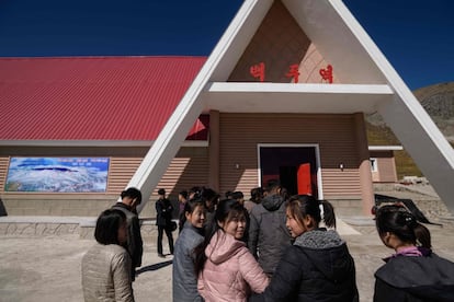 Até hoje, o Partido Trabalhista coreano e a dinastia Kim baseiam sua legitimidade na liderança do regime e no papel decisivo de Kim na luta pela independência. Na foto, os visitantes norte-coreanos esperam para viajar de funicular até o topo do Monte Baekdu.