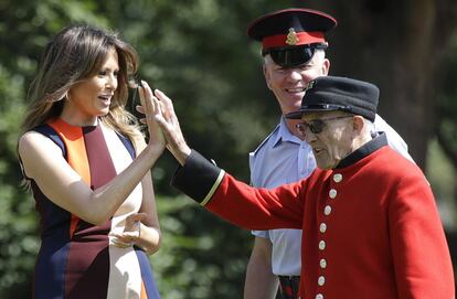 Melania Trump choca las manos con un militar veterano, duante su visita al hospital Royal Chelsea, en Londres.