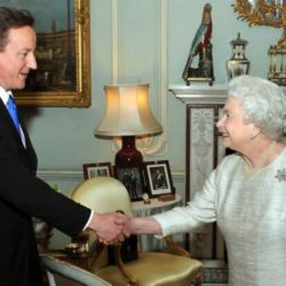 David Cameron junto con la reina Isabel II