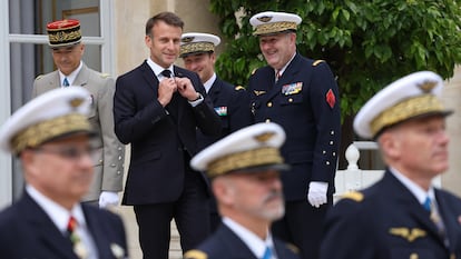 Macron con las tropas que participarán en el Día de la Bastilla.
