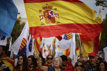 Miles de personas, convocadas en Barcelona por Sociedad Civil Catalana y otras diez entidades, se han sumado a la manifestación del 12 de Octubre bajo el lema: "Cataluña sí, España también", una protesta que reivindica de nuevo hoy la unidad de España y su rechazo a la independencia. En la imagen, una mujer ondea una bandera Española durante la marcha.