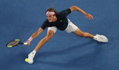 Tsitsipas trata de devolver la pelota en un punto.