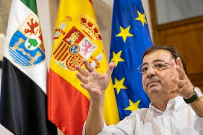 Guillermo Fernández Vara, durante la entrevista en la sede de presidencia de la Junta de Extremadura.