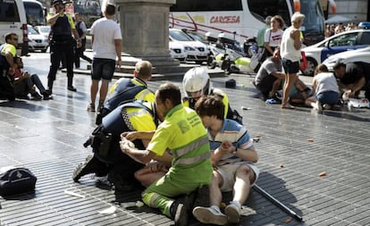 Policías y un médico atienden a víctimas del atentado en Barcelona.
