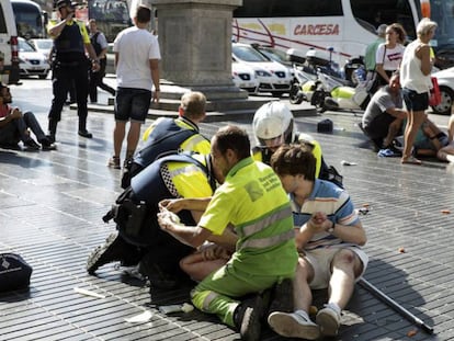 Policías y un médico atienden a víctimas del atentado en Barcelona.