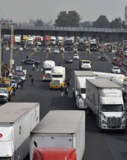 Transportistas bloquean los accesos a la Ciudad de México, el pasado 6 de abril.