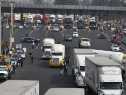 Transportistas bloquean los accesos a la Ciudad de México, el pasado 6 de abril.