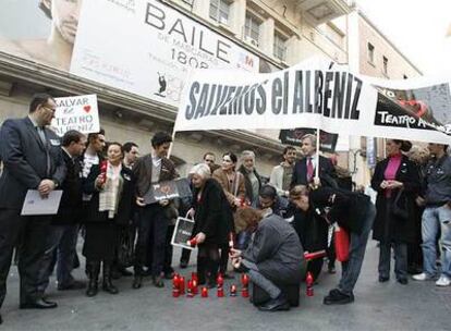 La protesta en defensa del teatro reunió ayer a unas 60 personas.