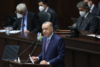 Recep Tayyip Erdogan pronuncia un discurso en el Parlamento turco, el miércoles en Ankara (Turquía).