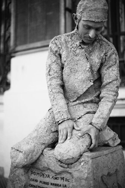 Tras haber realizado un par de estiramientos la estatua toma su pedestal.