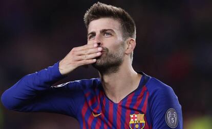 Piqué gestures to fans after the Barcelona-Liverpool match.