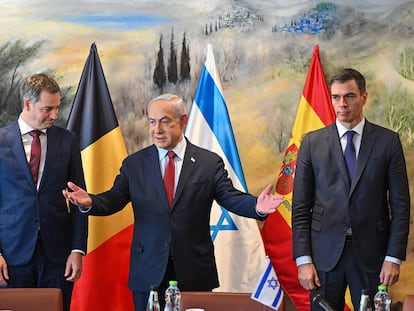 Israeli Prime Minister Benjamin Netanyahu (C) during a meeting with Spain's Prime Minister Pedro Sanchez (R) and Belgium's Prime Minister Alexander De Croo (L) at the Prime Minister's Office in the Knesset, in Jerusalem, November 23 2023.