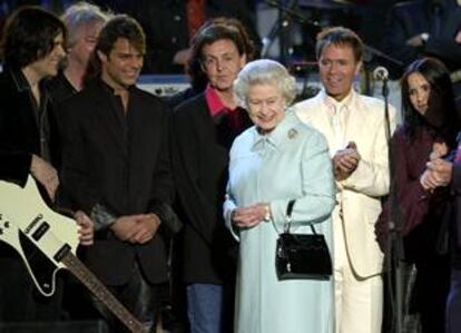 La reina Isabel II con  Ricky Martin (segundo por la izquierda), Sir Paul McCartney, Sir Cliff Richard y otros artistas en el concierto de ayer en el palacio de Buckingham.