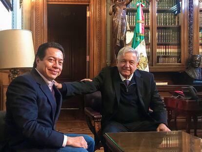 Andrés Manuel López Obrador durante una reunión con Mario Delgado en 2018.