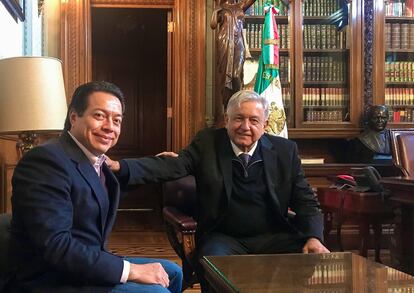 Andrés Manuel López Obrador, junto al líder de Morena, Mario Delgado