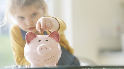 La hucha proporciona mayor autonomía y responsabilidad al niño al tener que gestionar el dinero. GETTY IMAGES.