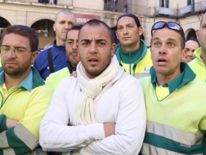 Un grupo de trabajadores de la contrata de la limpieza se concentran ante el ayuntamiento alicantino. 