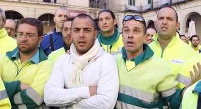 Un grupo de trabajadores de la contrata de la limpieza se concentran ante el ayuntamiento alicantino. 