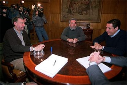 José María Fidalgo, Cándido Méndez y Eduardo Zaplana (de izquierda a derecha), al comienzo de la reunión.