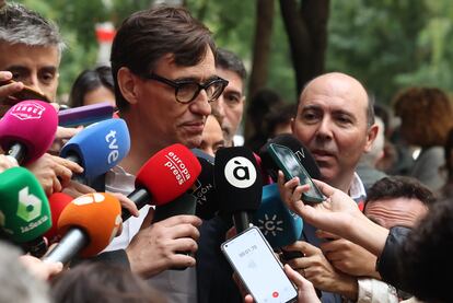 El primer secretario del PSC, Salvador Illa, realiza declaraciones a la prensa a su llegada a la reunión de Comité Federal del PSOE, este sábado.