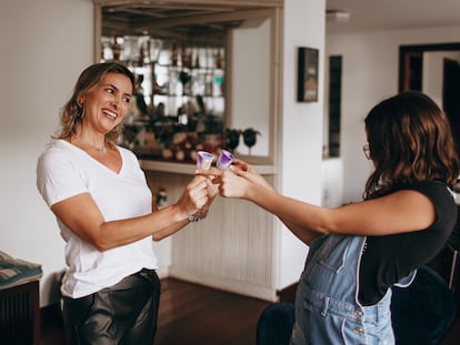 Hablar sobre el cuerpo y la menstruación de manera natural y sin tabúes ayudará a normalizarla.