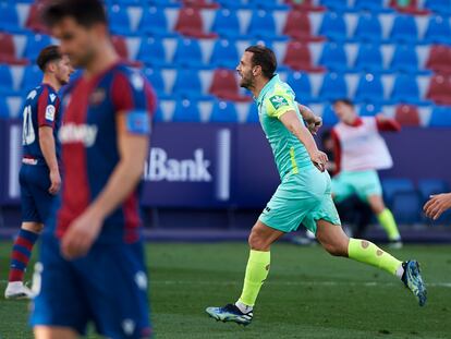 Soldado celebra su gol ante el Levante este sábado.