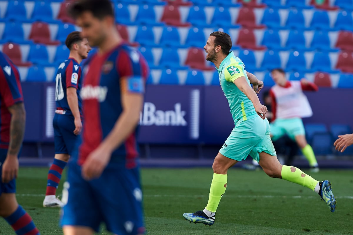 Levante - Granada: Soldado revienta la fiesta en el Ciutat de València ...