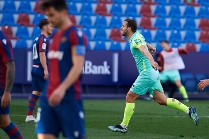 Soldado celebra su gol ante el Levante este sábado.