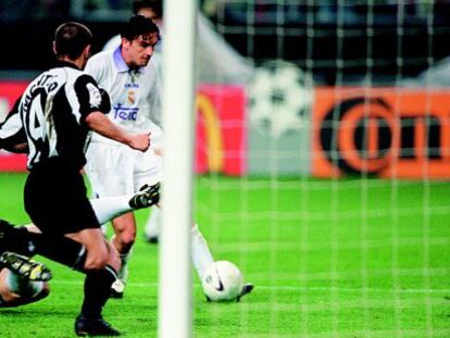 Mijatovic marca el gol de La Séptima en Ámsterdam.
