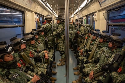 Elementos del Ejército mexicano abarrotan un vagón del metro en su ruta para llegar a Pino Suárez y así incorporarse al desfile del Zócalo, el 16 de septiembre de 2024.